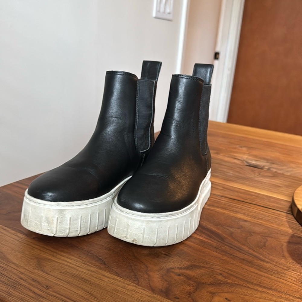 Jslides Black Platform Chelsea Boots Riley 7.5